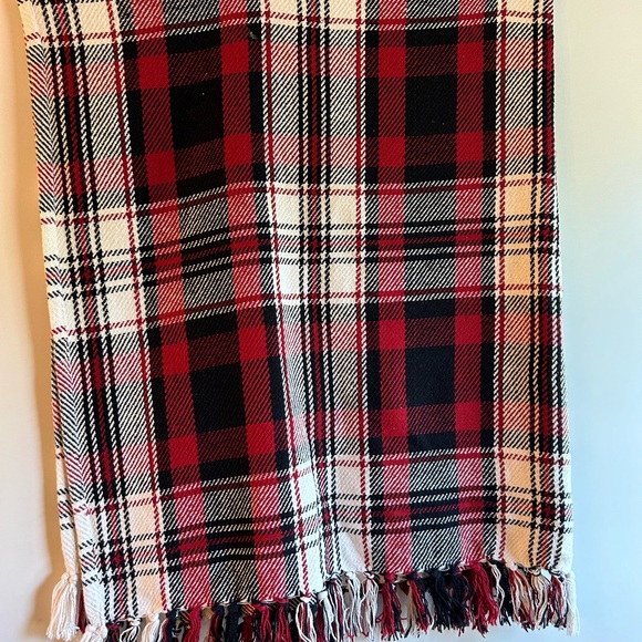 PLAID RED/BLACK/WHITE THROW BLANKET WITH FRINGE - Picture 4 of 7